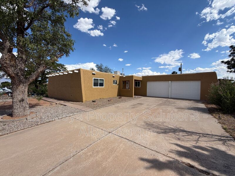 Albuquerque House: 5608 Drake Ave NW