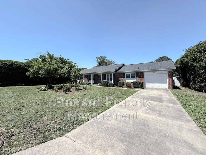 Fayetteville House: 1690 Clairborne Dr