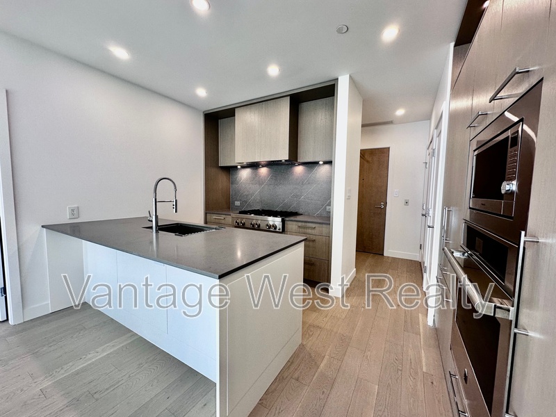 Kelowna Condo: N201-3389 Lakeshore Rd