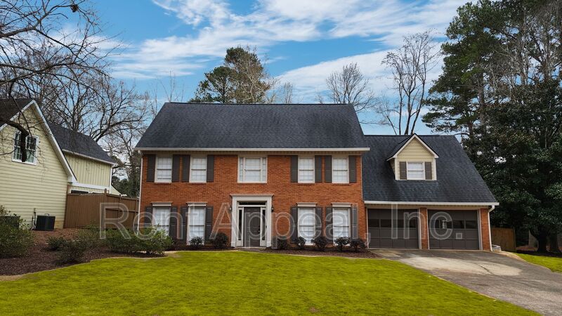 Woodstock House: 5139 Chestnut Cir