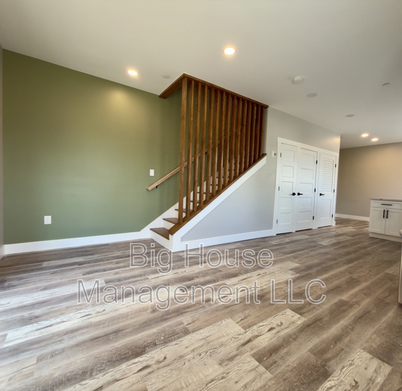 Washington House: 247 Farragut St NW