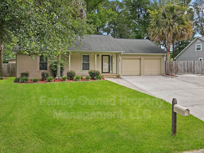 Summerville House: 105 Pryor Lane