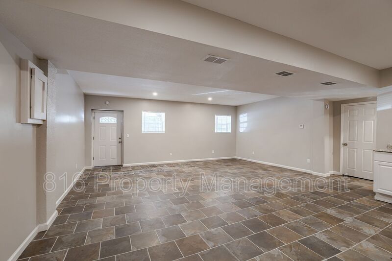 Kansas City House: 8718-8720 E Winner Rd