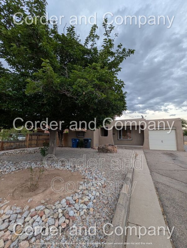 Albuquerque House: 302 Valencia Dr NE