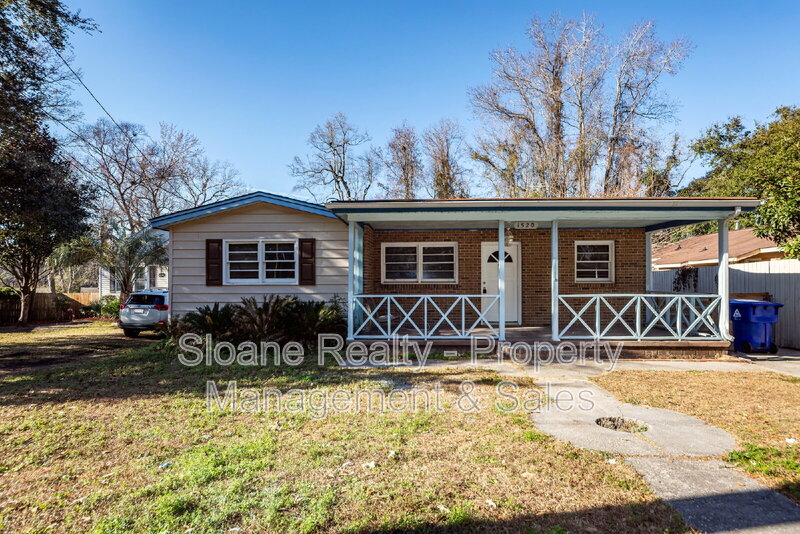 Charleston House: 1520 N Avalon Cir