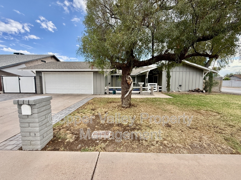 Glendale House: 4415 West Gelding Drive