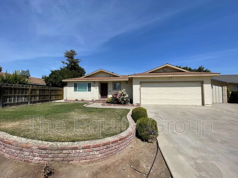 Tulare House: 708 South Peggy St