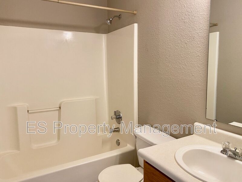 Great 3 Bedroom 2 Bathroom Ranch Style Home in Lawrence! - Photo 35