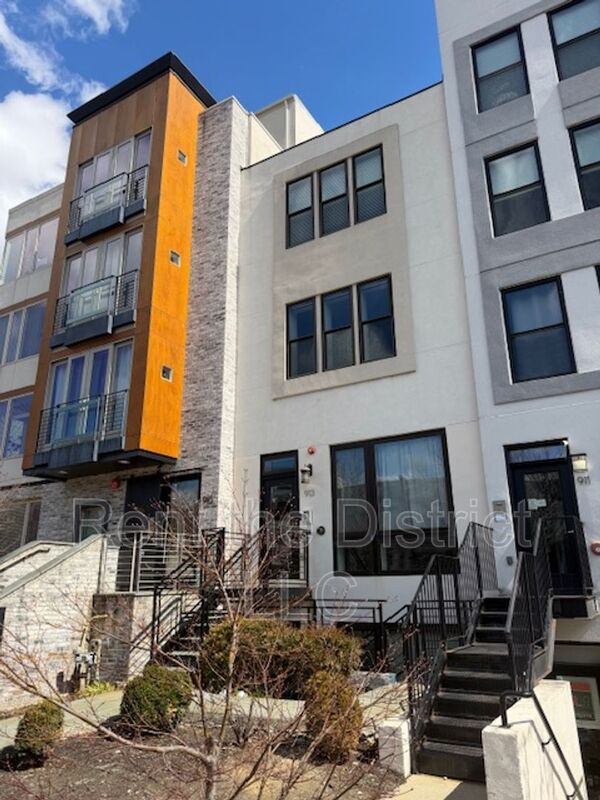 Washington Condo: 913 12th Street NE