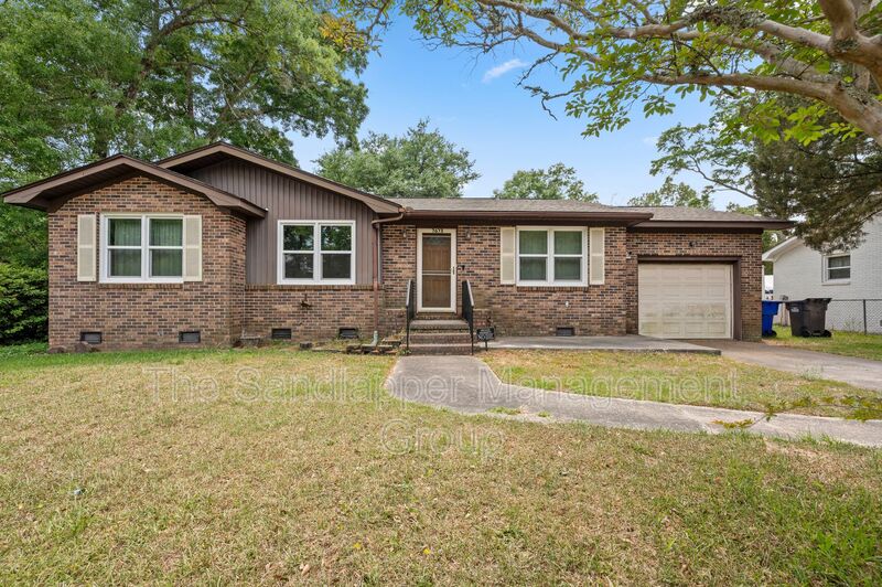 N Charleston House: 7673 Barclay Ave