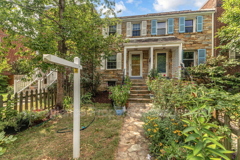 Alexandria House: 525 E Alexandria Ave
