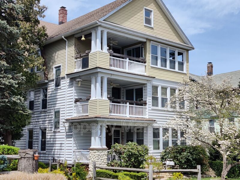 Waterbury House: 636 - 638 Washington Ave