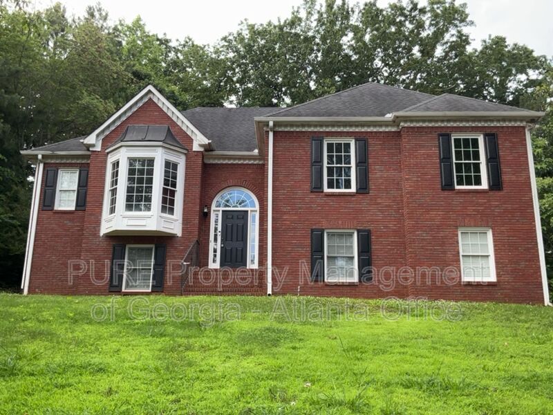 White House: 27 N Hampton Dr