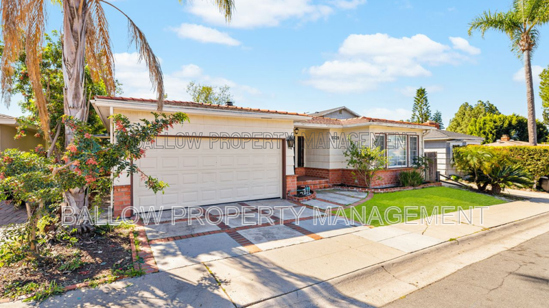 San Diego House: 6129 Pembroke Dr