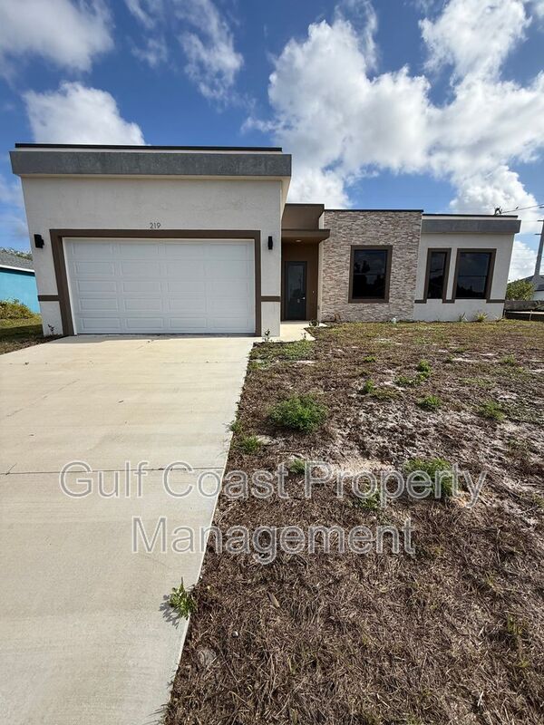Cape Coral House: 219 North West 23rd Terrace