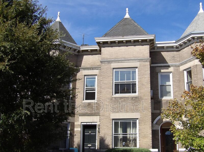Washington Townhome: 413 T Street NW