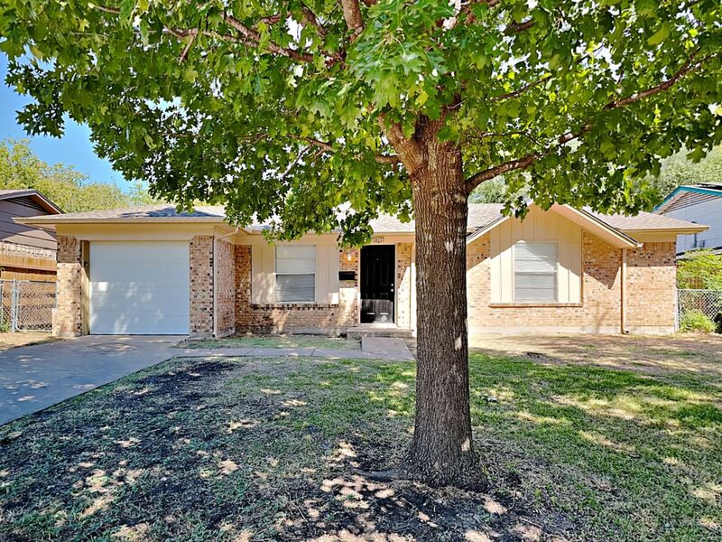 Lancaster House: 833 Stanford Dr