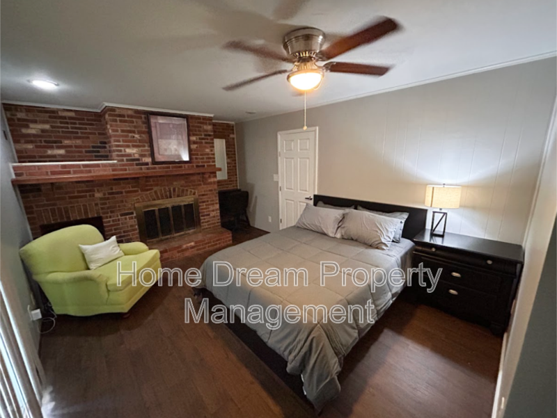 Fredericksburg House: 1401 Bragg Rd A4