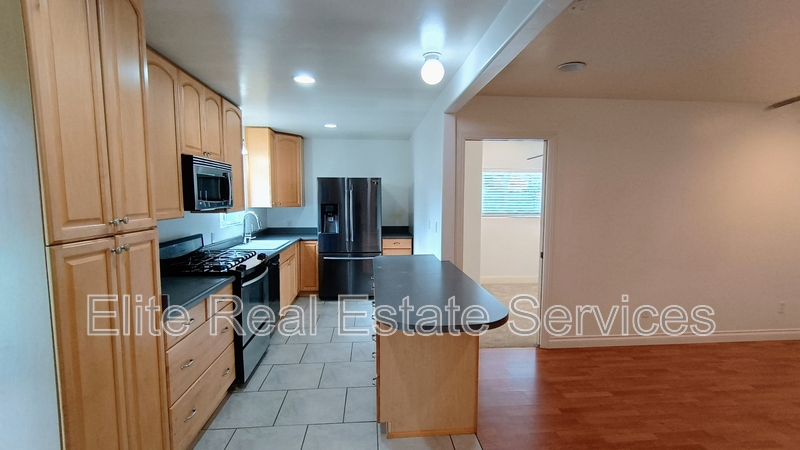 La Mesa House: 8806 Madison Avenue - 2