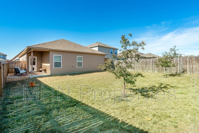 This property is both FOR SALE and FOR RENT! Beautifully Updated 3 bed/2 Bath Rausch Coleman home located in Elmendorf, 20 minutes from Downtown SA! - Photo 48