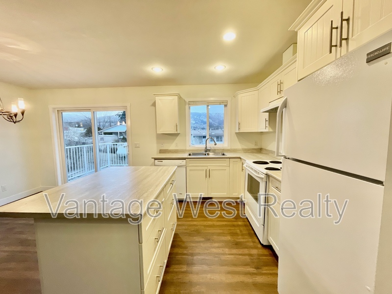 West Kelowna House: 2442 Last Rd