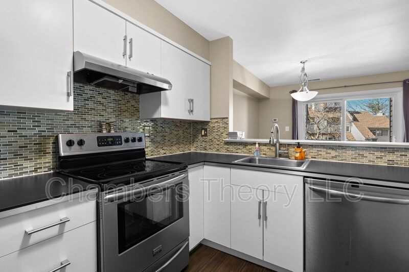 Sterling House: 1043 Warwick Ct