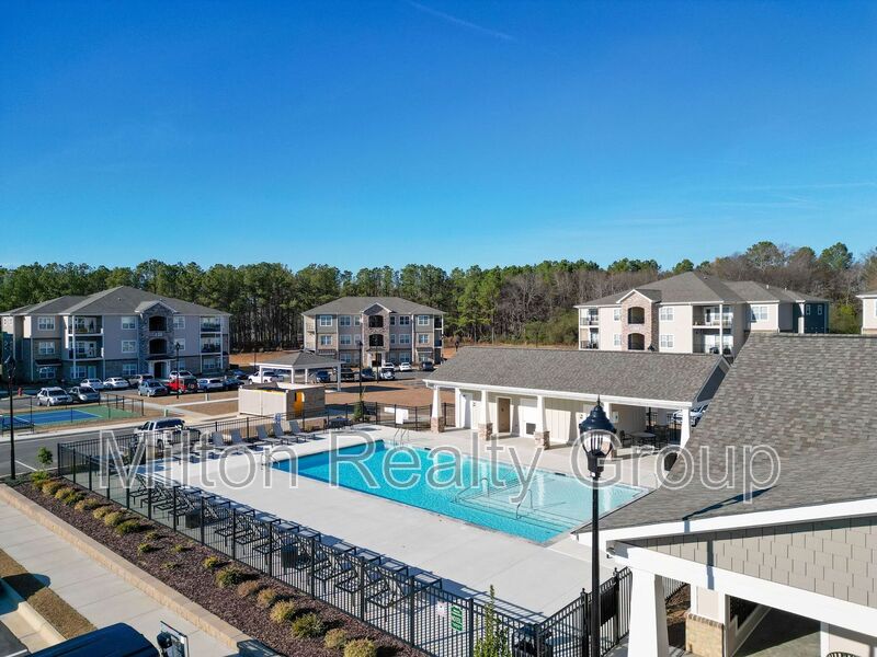 Lillington Condo: 250 Grove Circle