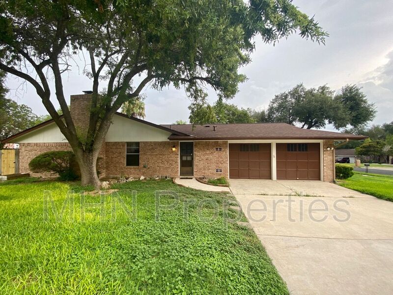 3 bed/2 bath/2 car garage charmer located in the NE with easy access to 410 and I-35 - Slider navigation 1