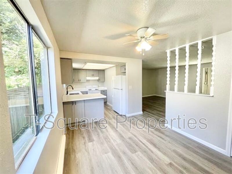 Everett House: 7125 Rainier Dr