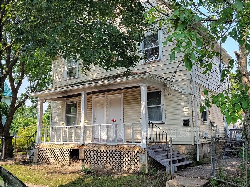 Rochester House: 541-543 Remington Street