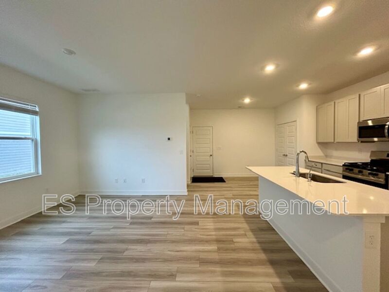 Beautiful new build condo in Westfield - Photo 7