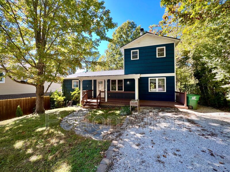 Arden House: 126 Locust Ct