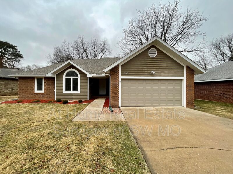 Springfield House: 935 S Belcrest Ave