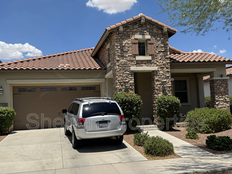 Buckeye House: 20516 W Legend Trail