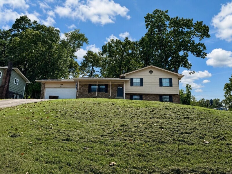 Hixson House: 1606 Lisa Lynn Dr