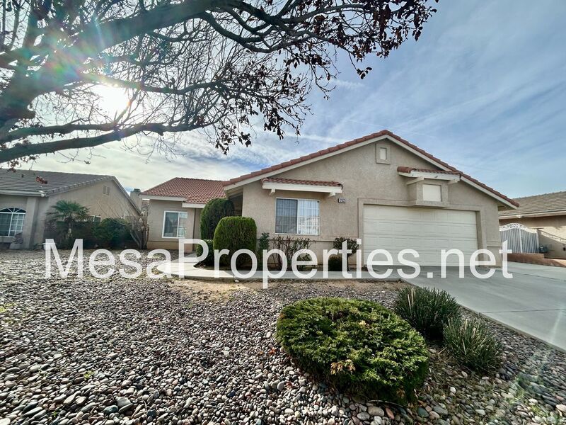 Victorville House: 12323 Honeybear Lane