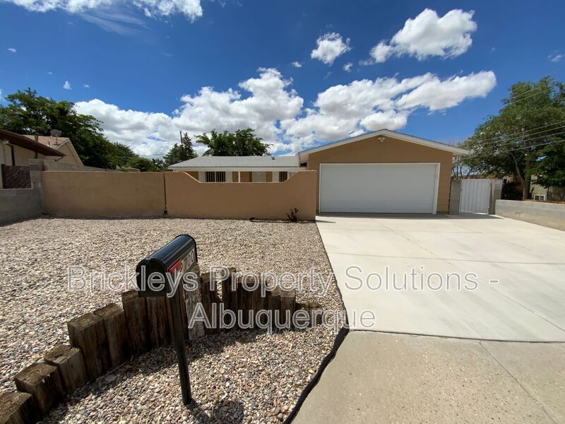 Albuquerque House: 12700 Mountain Rd NE
