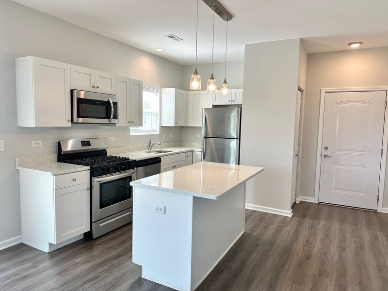 East Dundee Condo: 855 E Main St