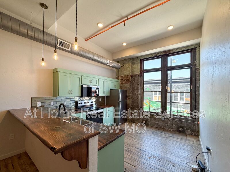 Springfield Condo: 320 W Walnut St