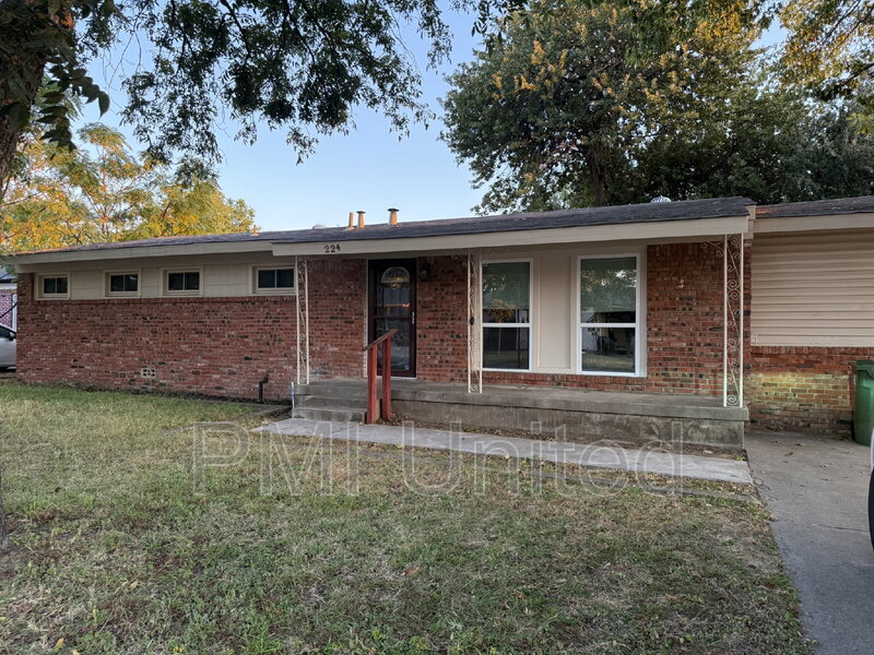 Hurst House: 224 East Oak Drive