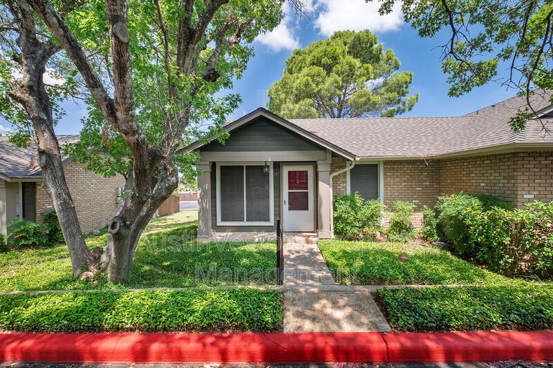 Austin Townhome: 1015 E Yager Ln