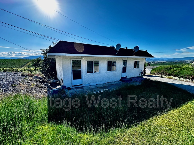 Kelowna House: 3-1360 Latta Rd