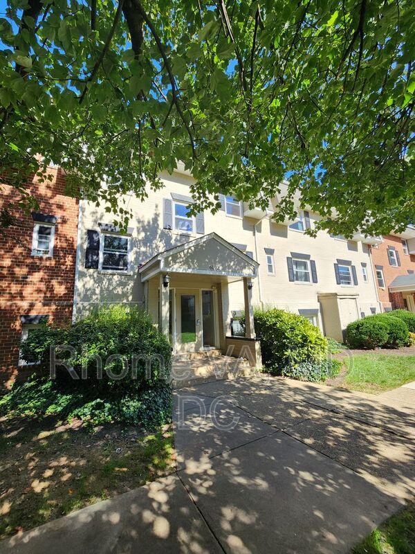 Falls Church Condo: 6192 Greenwood Dr