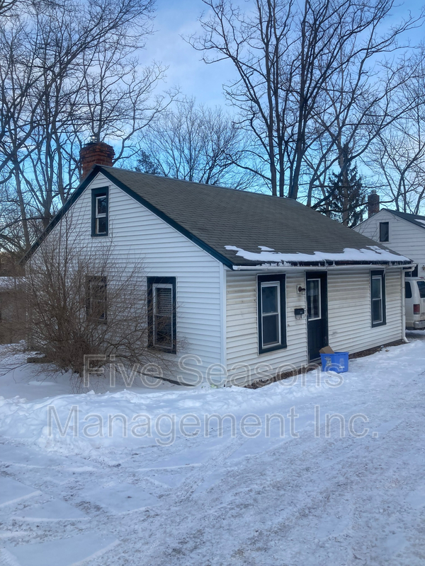 Burlington House: 366 Riverside Ave