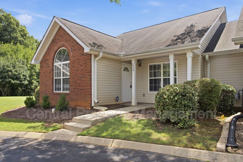 Simpsonville House: 320 Woodruff Park Lane