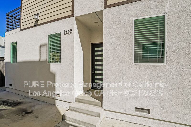 Los Angeles House: 1342 N Kenmore Ave