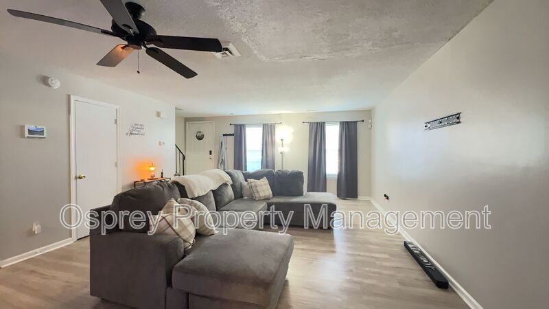 Beautiful 3BR Townhome in Gated Kings Square Community - Photo 7