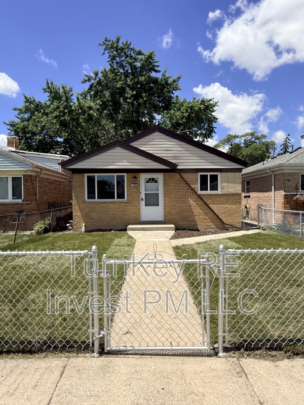 Burbank House: 7732 South Lotus Avenue