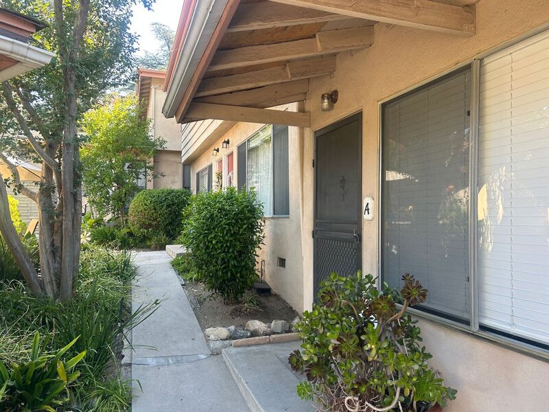 Glendale House: 3459 Montrose Ave