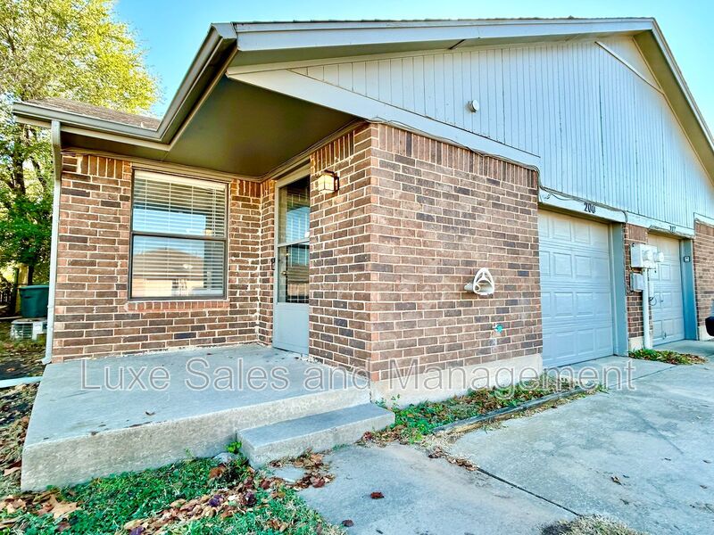 Edmond House: 200 Barrett Place